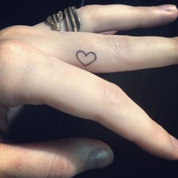 tatuaje de corazón en el dedo en anular