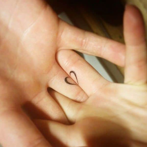 tatuaje de corazón en el dedo para entrealazar manos