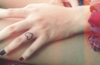 El tatuaje de corazón en el dedo para 2 lienzos