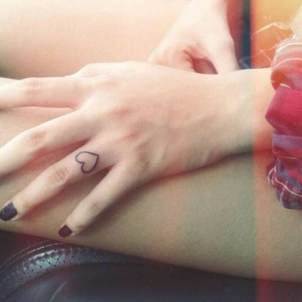 tatuaje de corazón en el dedo silueta