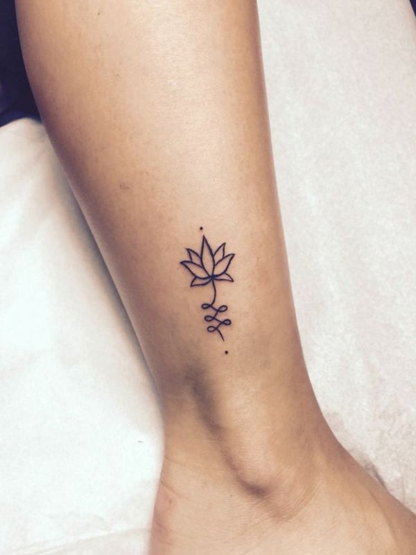 tatuaje de flor de loto lineas definidas