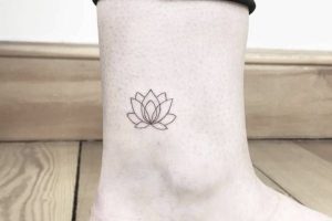 tatuaje de flor de loto pequeño