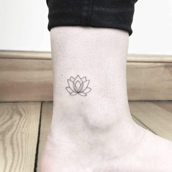 tatuaje de flor de loto pequeño