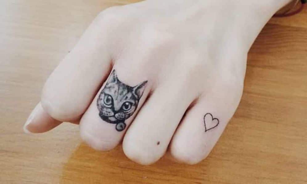 tatuajes en dedos para mujer amantes de los gatos
