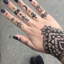 Los mejores tatuajes en dedos para mujer en 5 dedos