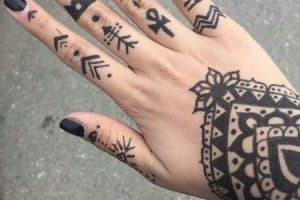 tatuajes en dedos para mujer en cada uno de ellos