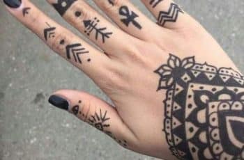 Los mejores tatuajes en dedos para mujer en 5 dedos