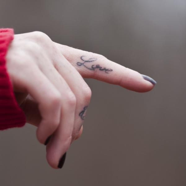 tatuajes en dedos para mujer palabras