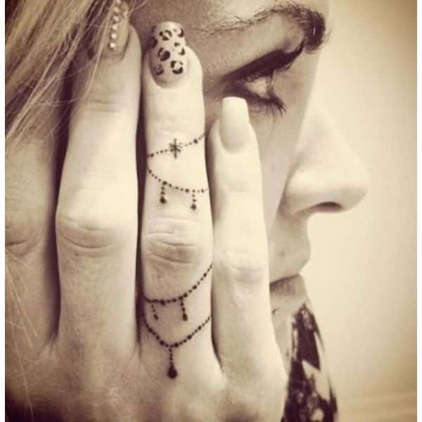 tatuajes en dedos para mujer que se envuelven