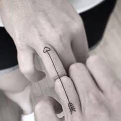 Los tatuajes en el dedo para parejas anillos y 2 más