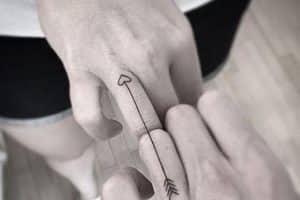 tatuajes en el dedo para parejas complementarios