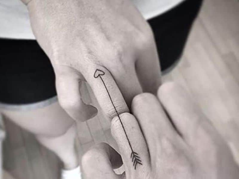 tatuajes en el dedo para parejas complementarios
