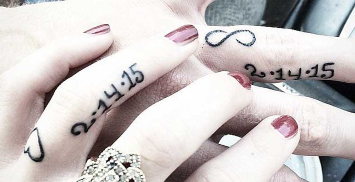 tatuajes en el dedo para parejas fechas