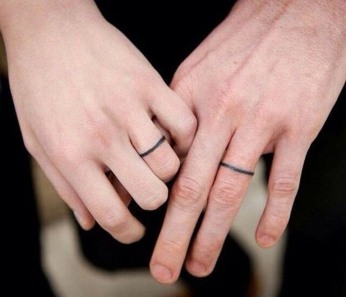 tatuajes en el dedo para parejas minimalistas