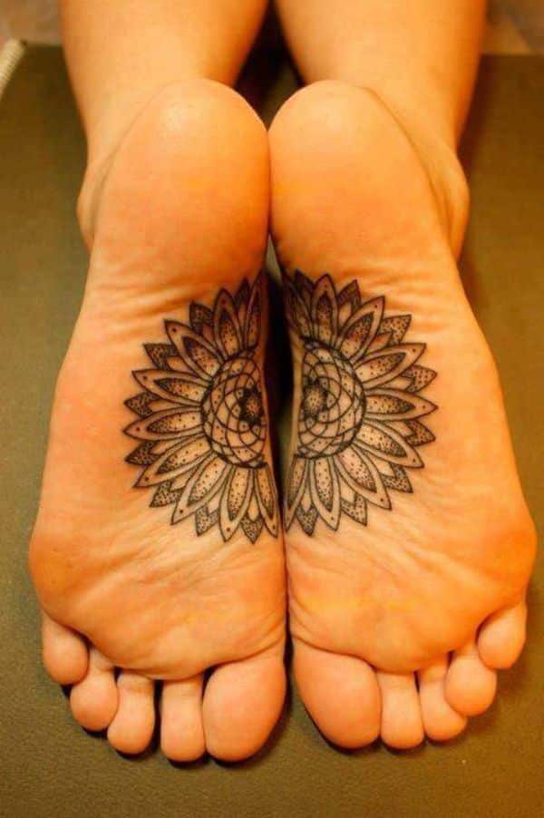 tatuajes en la planta del pie flores