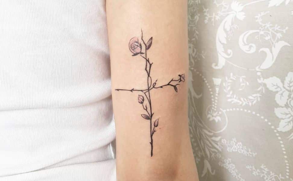 tatuajes religiosos para mujer cruz