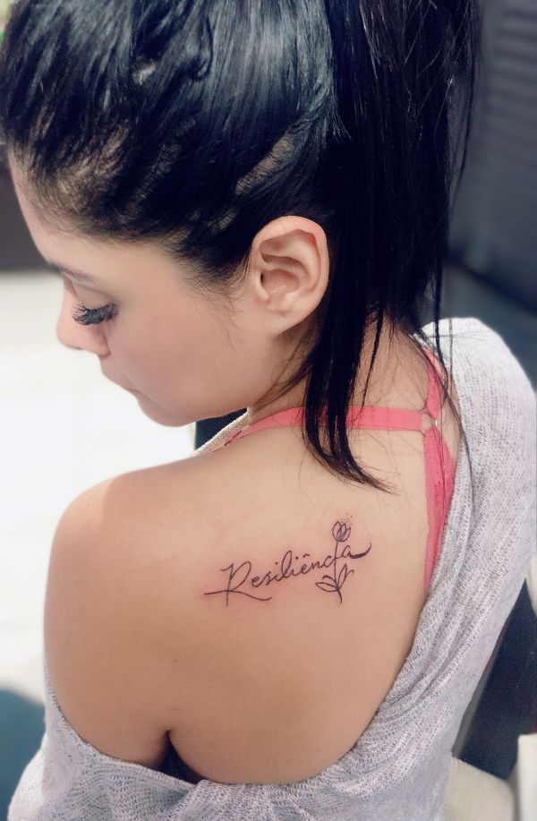 tatuajes resiliencia para mujer en el hombro