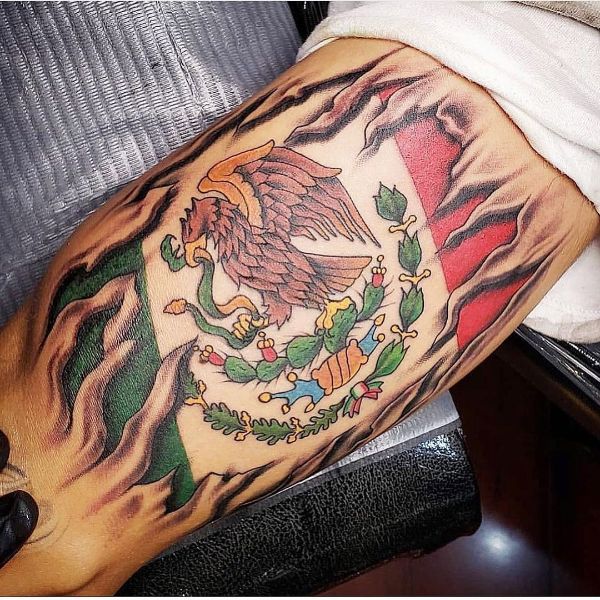 bandera de mexico tattoo en brazo
