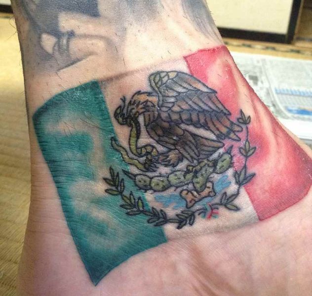 tatuajes de bandera de México degragado en colores