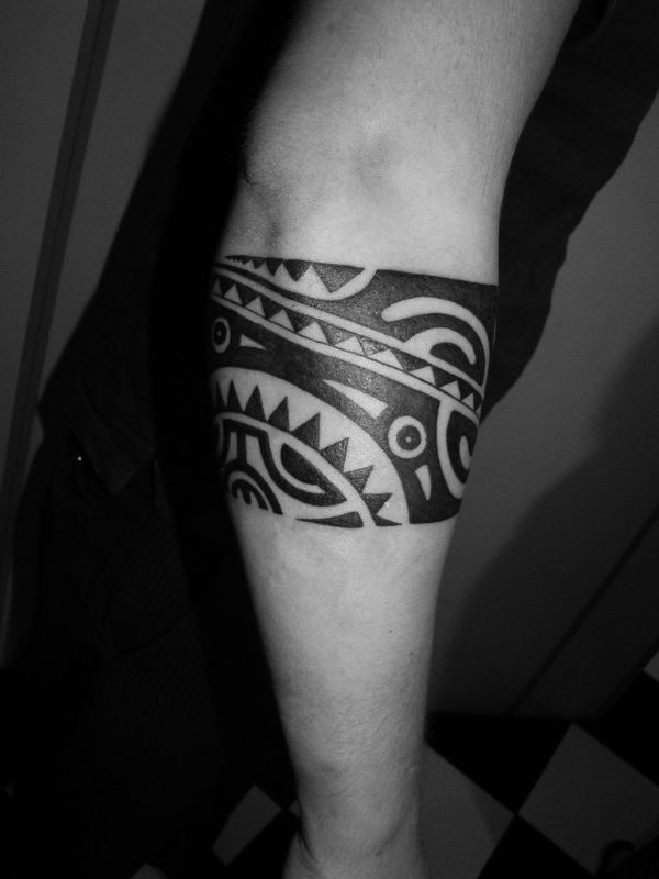 tatuajes de brazaletes aztecas al estilo maorie