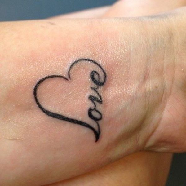 tatuajes de corazones pequeños que se forman con letras