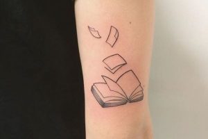 tatuajes de libros pequeños minimal