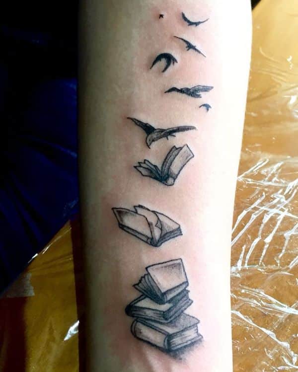tatuajes de libros pequeños simbolico
