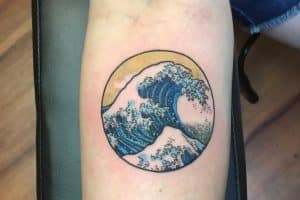 tatuajes de olas del mar a color