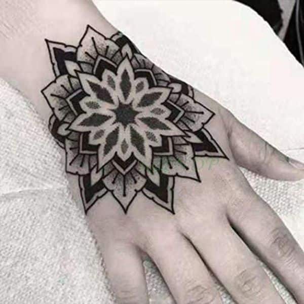 tatuajes sombreados para mujer mandala