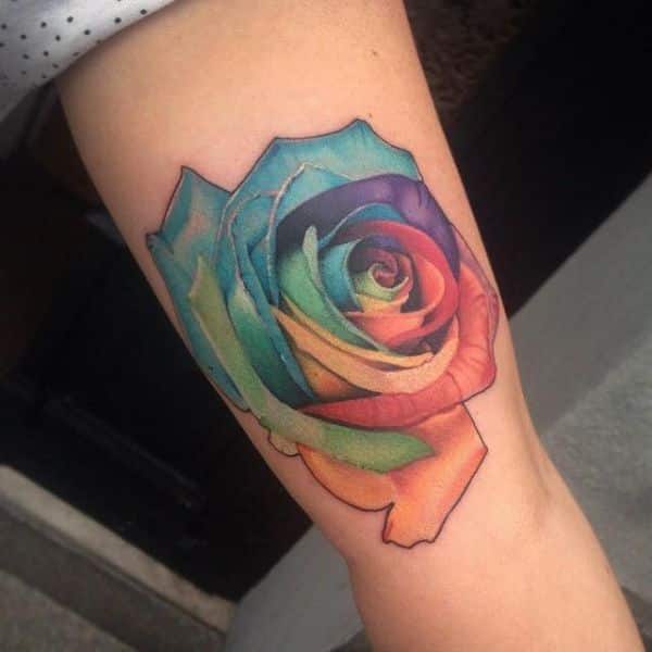 tattoo a color para mujer en flores