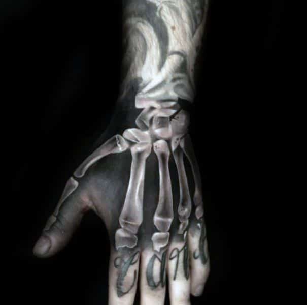 tatuaje de calavera en la mano esqueleto