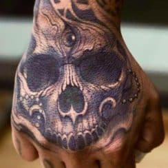 El toque ideal para un tatuaje de calavera en la mano 2022