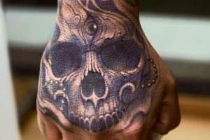 tatuaje de calavera en la mano juego de sombras