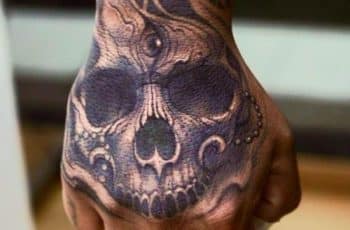 El toque ideal para un tatuaje de calavera en la mano 2022