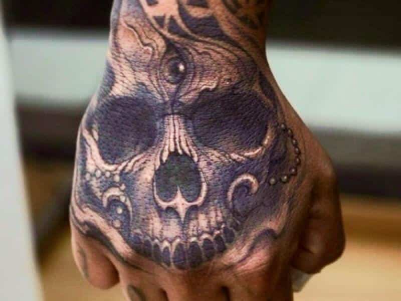 tatuaje de calavera en la mano juego de sombras