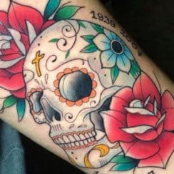 3 significados de tatuajes de calaveras con rosas coloridos