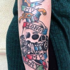 Asombrosos tatuajes de calaveras en el brazo a 2 estilos