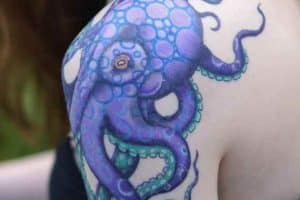 tatuajes de pulpos para mujeres morado
