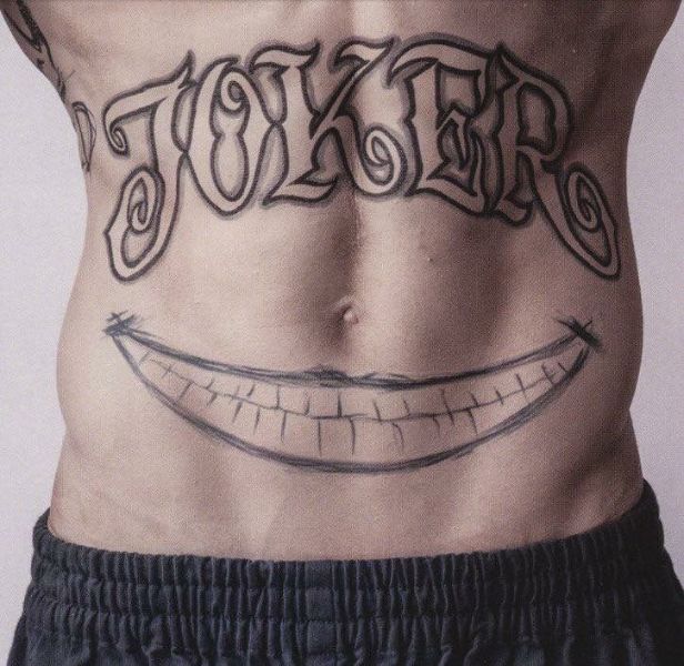 tatuajes de sonrisas macabras en abdomen