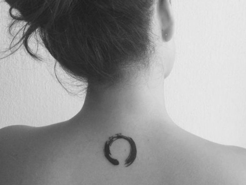 circulo zen tatuaje mujer pequeños en la espalda