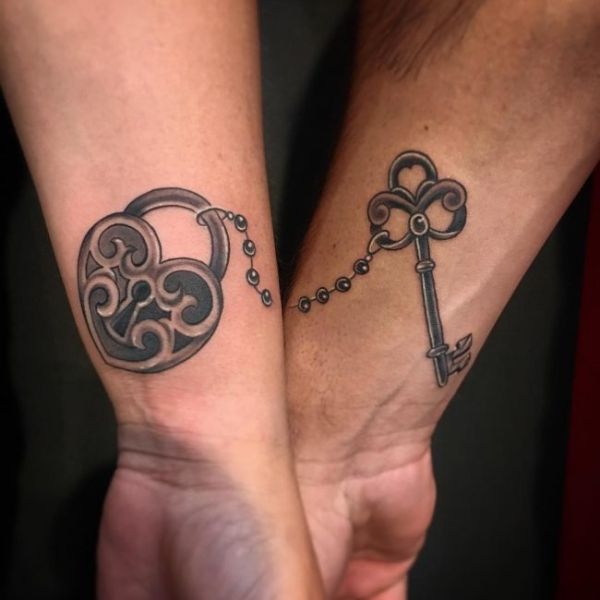 tatuaje candado y llave pequeño con detalles