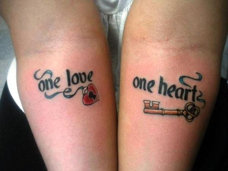 tatuaje candado y llave pequeño con letras