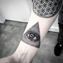 Un buen estilo en tatuaje de triangulo con ojo para 2023