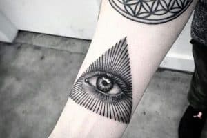 tatuaje de triangulo con ojo blackwork