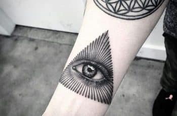 Un buen estilo en tatuaje de triangulo con ojo para 2023