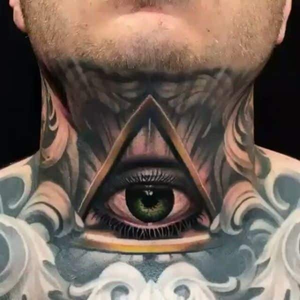 tatuaje de triangulo con ojo en cuello