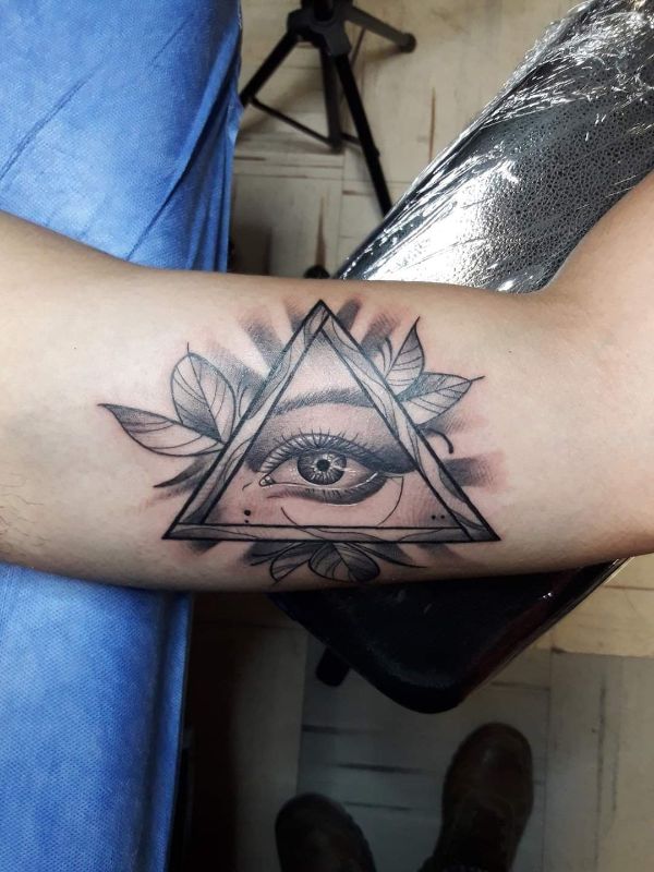 tatuaje de triangulo con ojo rasgo femenino