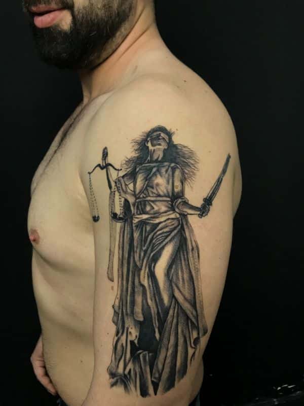 tatuaje diosa de la justicia de cuerpo completo