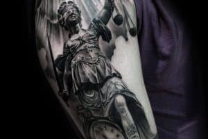 tatuaje diosa de la justicia formato escultura