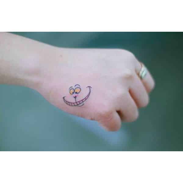 tatuaje sonrisa en la mano de personajes
